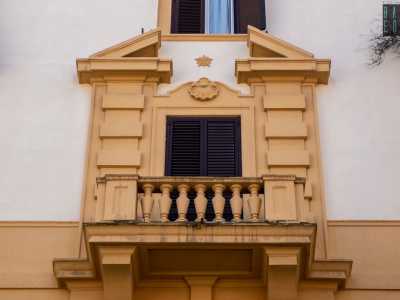 ...altri pi� massicci con colonne e timpani spezzati sorretti da pilastri quadrangolari